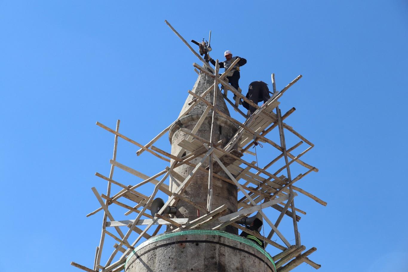 Minarede mahsur kalan atmaca kurtarıldı